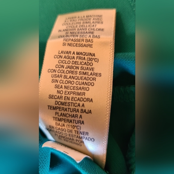 Sleeveless Blouse - Picture 5 of 6